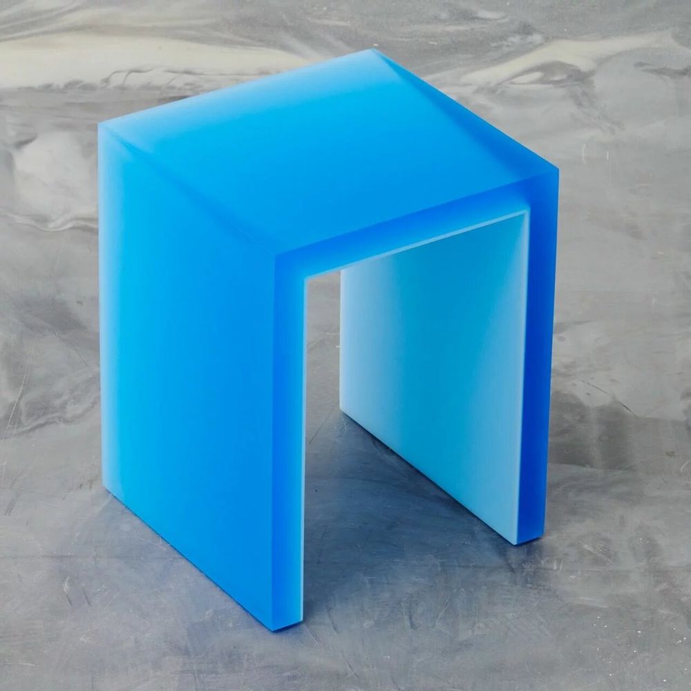 Tabourets - Table d'appoint Pure Shift en résine époxy bleue par Facture - TULESTE FACTORY