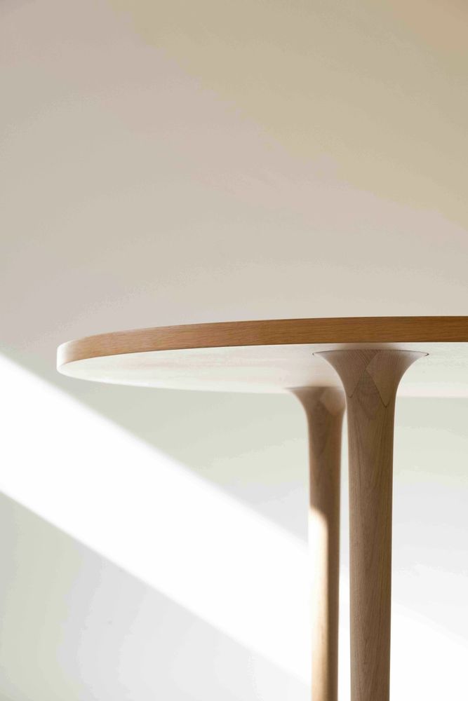 Mobilier et rangements pour bureau - CAST — Table de salle à manger ovale minimaliste en bois de frêne - MOR