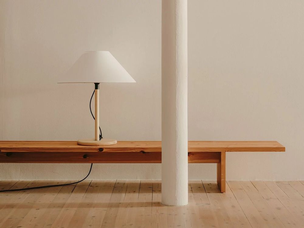 Lampes de table - CLASICA lampe à poser en bois de pin mélis finition naturelle ou noire - LUXCAMBRA