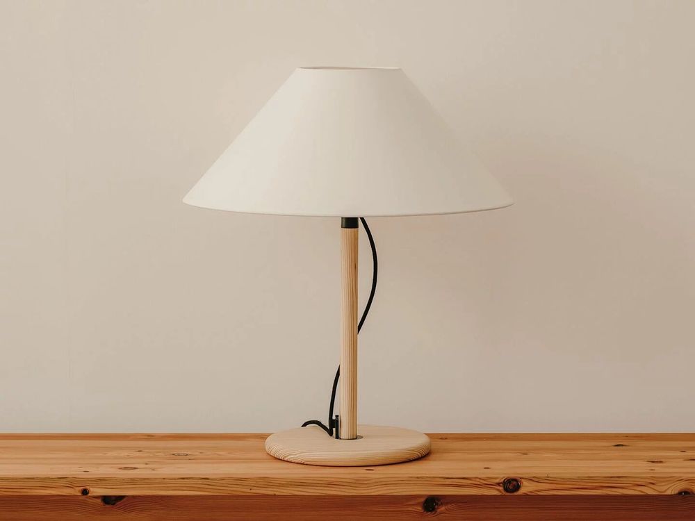 Lampes de table - CLASICA lampe à poser en bois de pin mélis finition naturelle ou noire - LUXCAMBRA