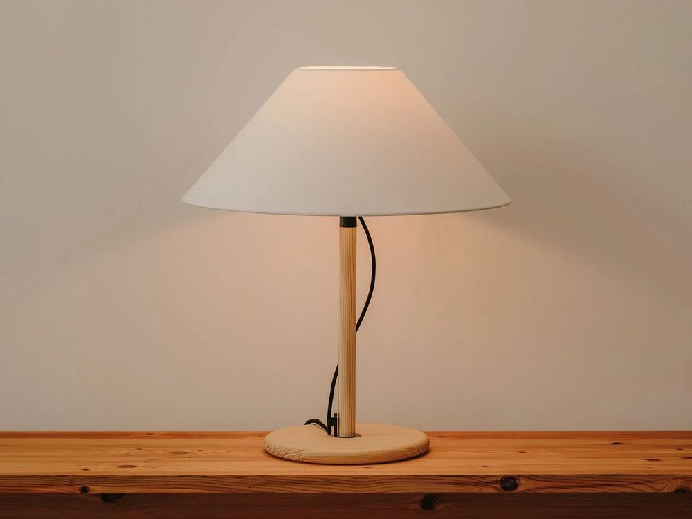 Lampes de table - CLASICA lampe à poser en bois de pin mélis finition naturelle ou noire - LUXCAMBRA