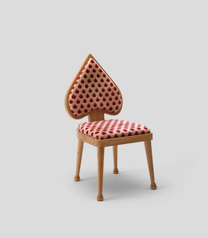 Chaises - Chaise Ace en chêne et tissu Crown en velours rouge par Merve Kahraman - TULESTE FACTORY