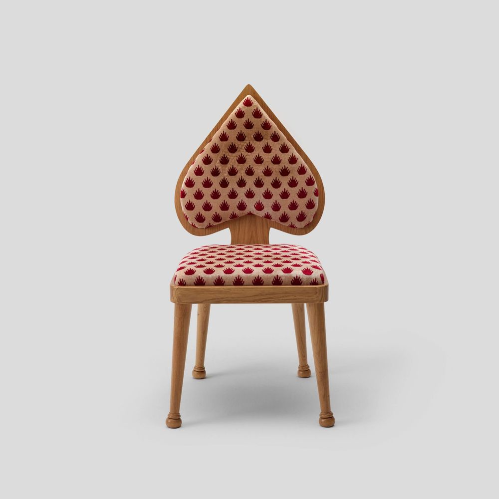 Chaises - Chaise Ace en chêne et tissu Crown en velours rouge par Merve Kahraman - TULESTE FACTORY
