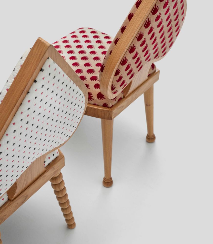 Chaises - Chaise Ace en chêne et tissu Crown en velours rouge par Merve Kahraman - TULESTE FACTORY