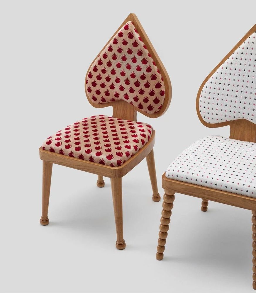 Chaises - Chaise Ace en chêne et tissu Crown en velours rouge par Merve Kahraman - TULESTE FACTORY