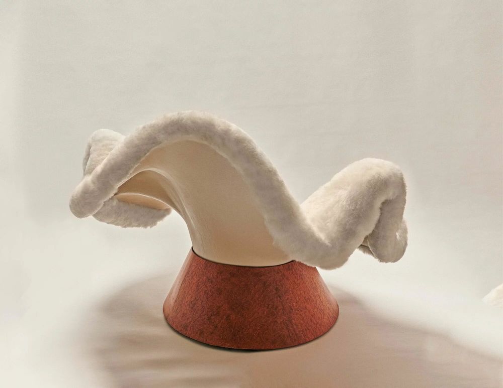 Fauteuils - Chaise Anémone en fourrure d'alpaga et placage de bois par Brandi Howe - TULESTE FACTORY