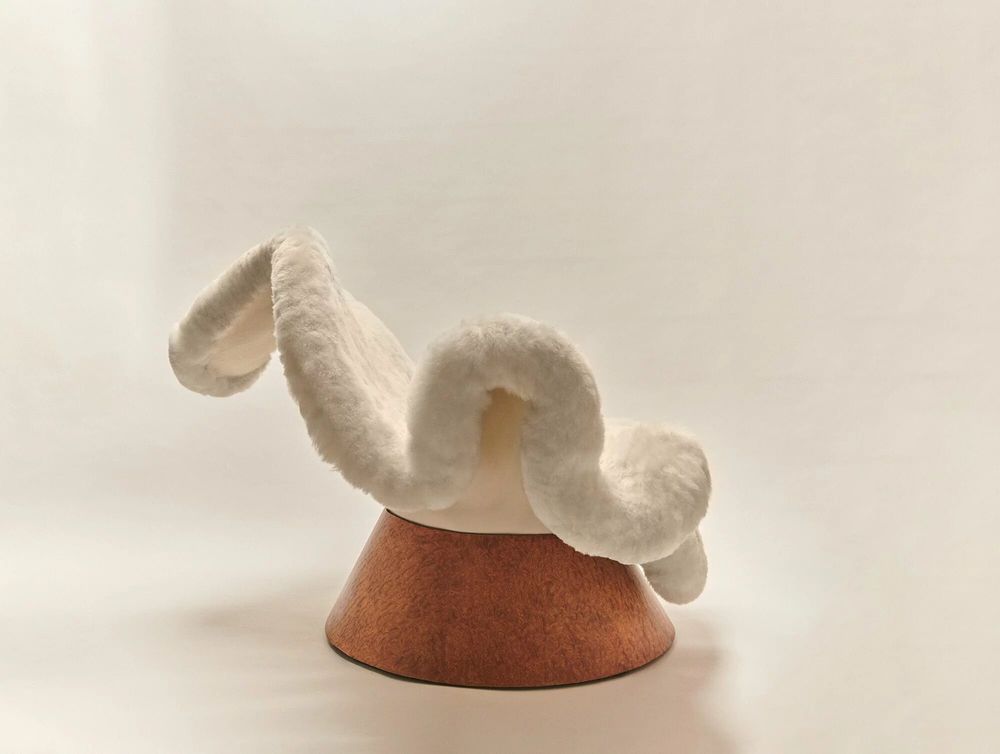 Fauteuils - Chaise Anémone en fourrure d'alpaga et placage de bois par Brandi Howe - TULESTE FACTORY