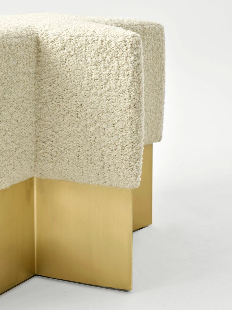 Tabourets - Pouf Starboy en tissu bouclé et laiton mat par Merve Kahraman - TULESTE FACTORY