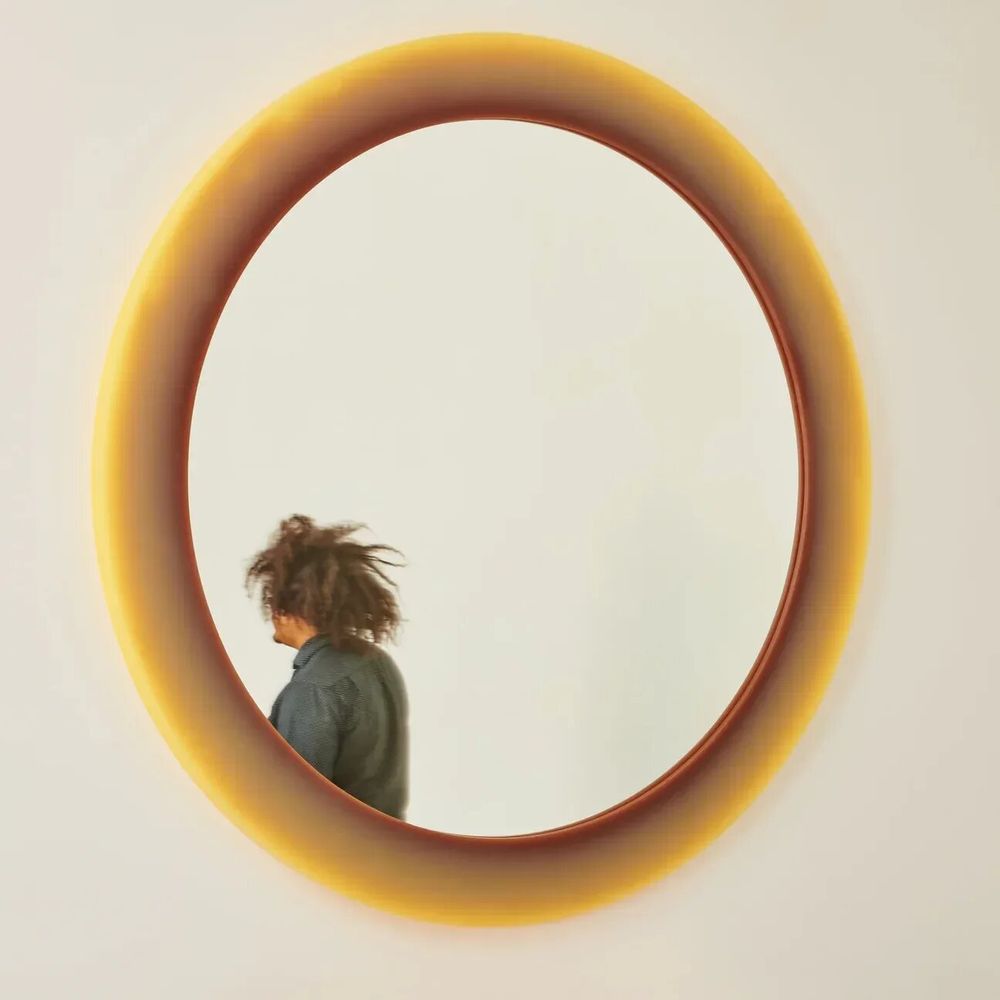 Miroirs - Miroir contemporain en résine époxy à halo violet par Facture Studio - TULESTE FACTORY
