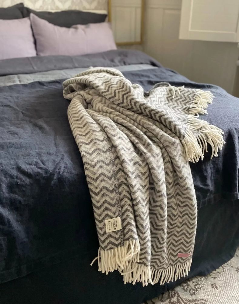 Throw blankets - Jacquard Wool blanket plaid, Zig-Zag-Wave, anthracite/grey - WOOL ONLY BY JOWOLLINA