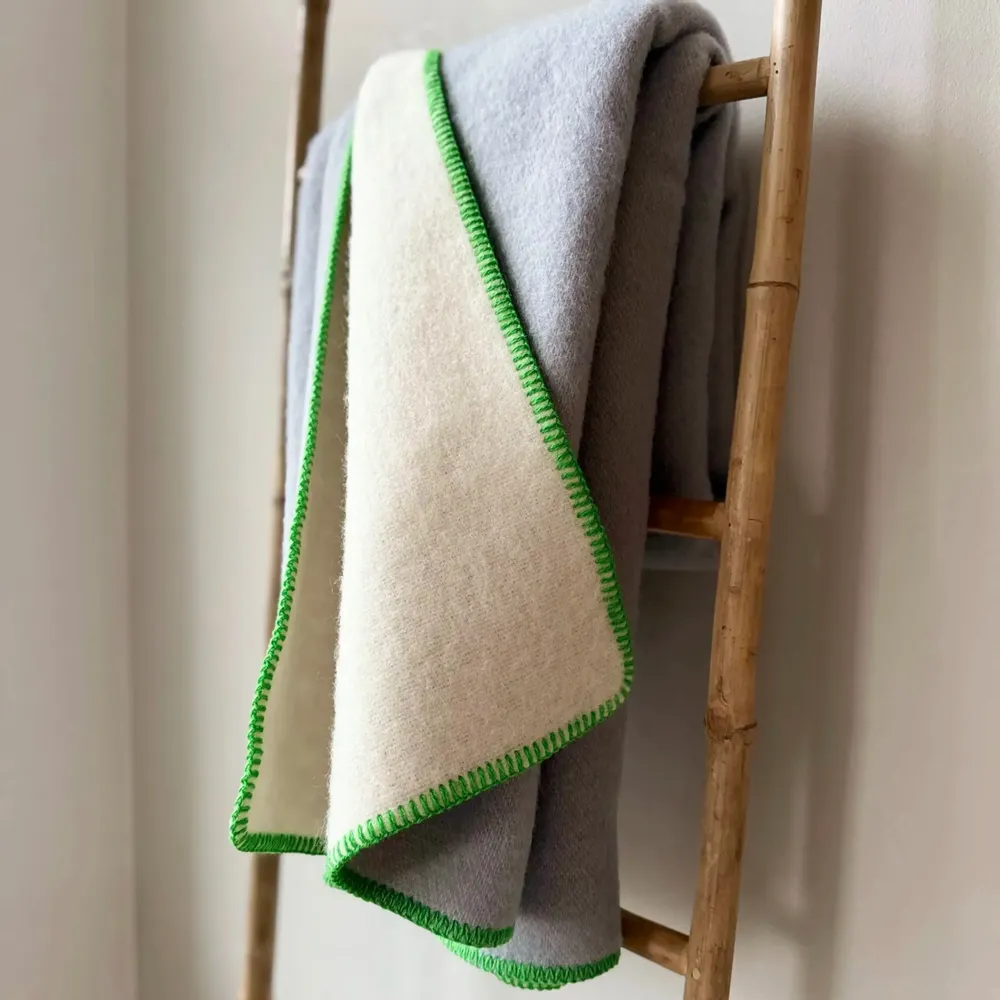 Plaids - Plaid couverture en laine, Gris Vert Pomme - WOOL ONLY BY JOWOLLINA