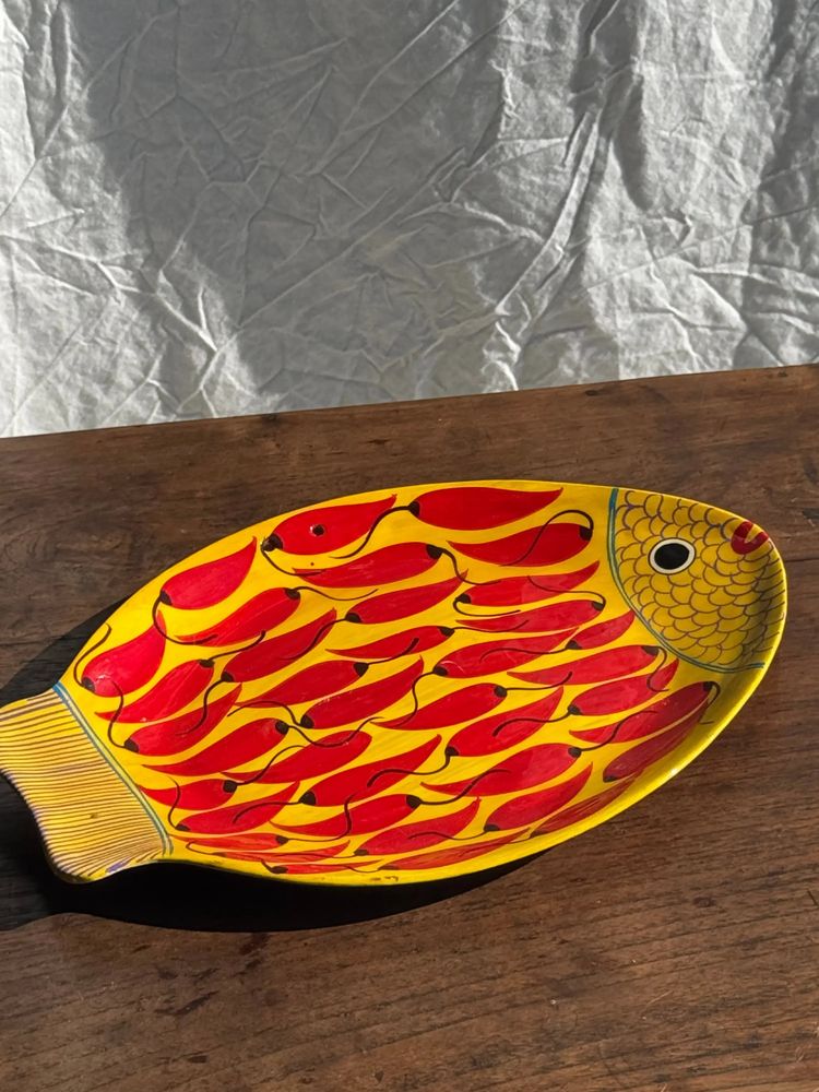 Plats et saladiers - Plat décoratif en forme de poisson fond jaune à décor de piments rouges - OFFICE OBJETS