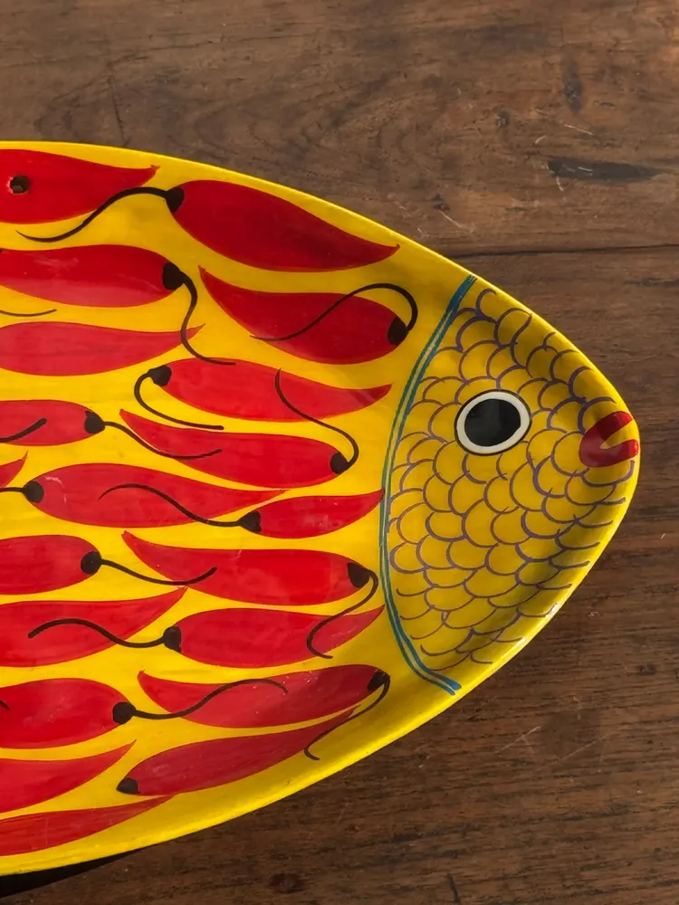 Platter and bowls - Decorative dish in the shape of a fish on a yellow background decorated with red peppers - OFFICE OBJETS