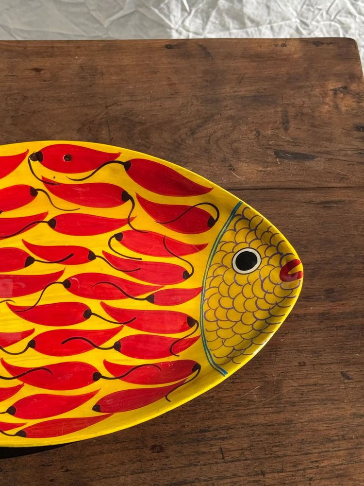 Plats et saladiers - Plat décoratif en forme de poisson fond jaune à décor de piments rouges - OFFICE OBJETS