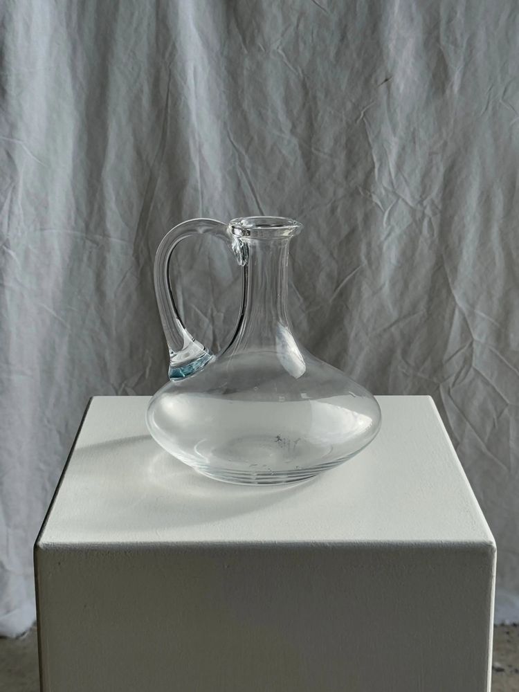 Carafes - Carafe en verre vintage à anse panse aplatie évasée H18 - OFFICE OBJETS