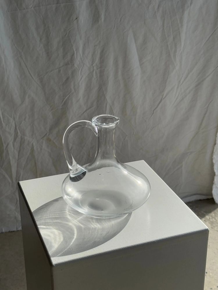 Carafes - Carafe en verre vintage à anse panse aplatie évasée H18 - OFFICE OBJETS