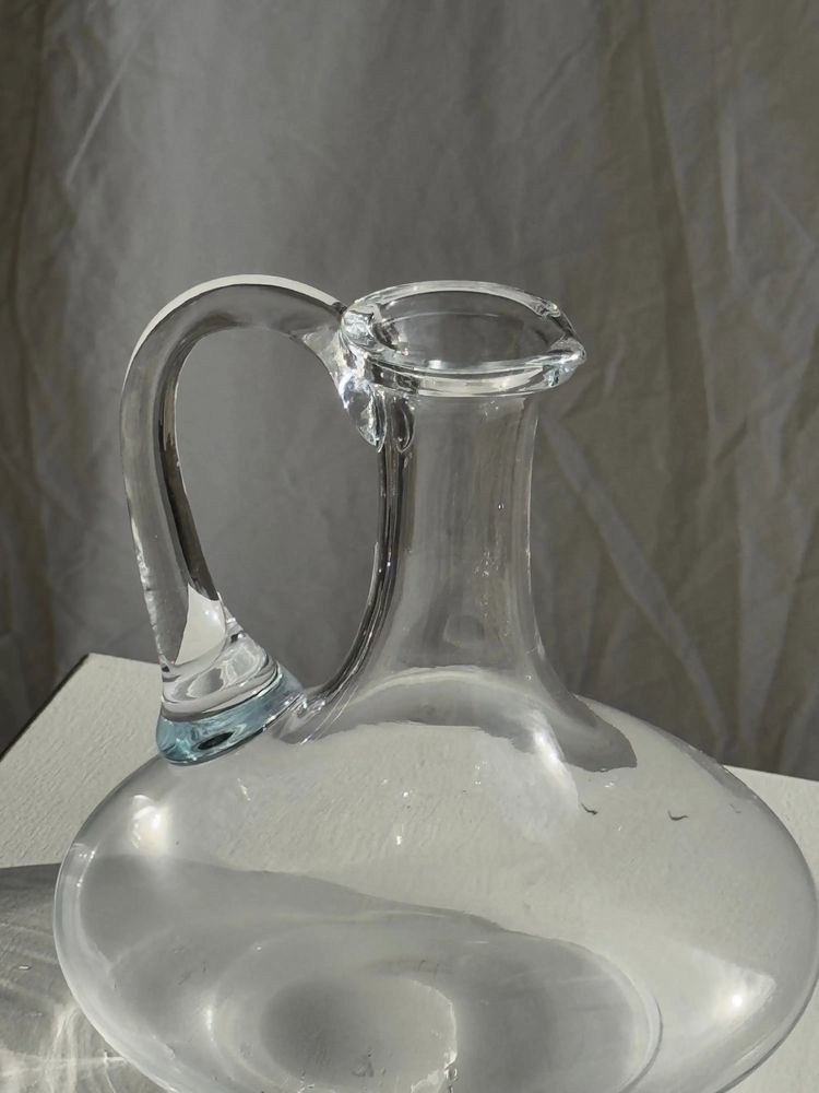 Carafes - Carafe en verre vintage à anse panse aplatie évasée H18 - OFFICE OBJETS