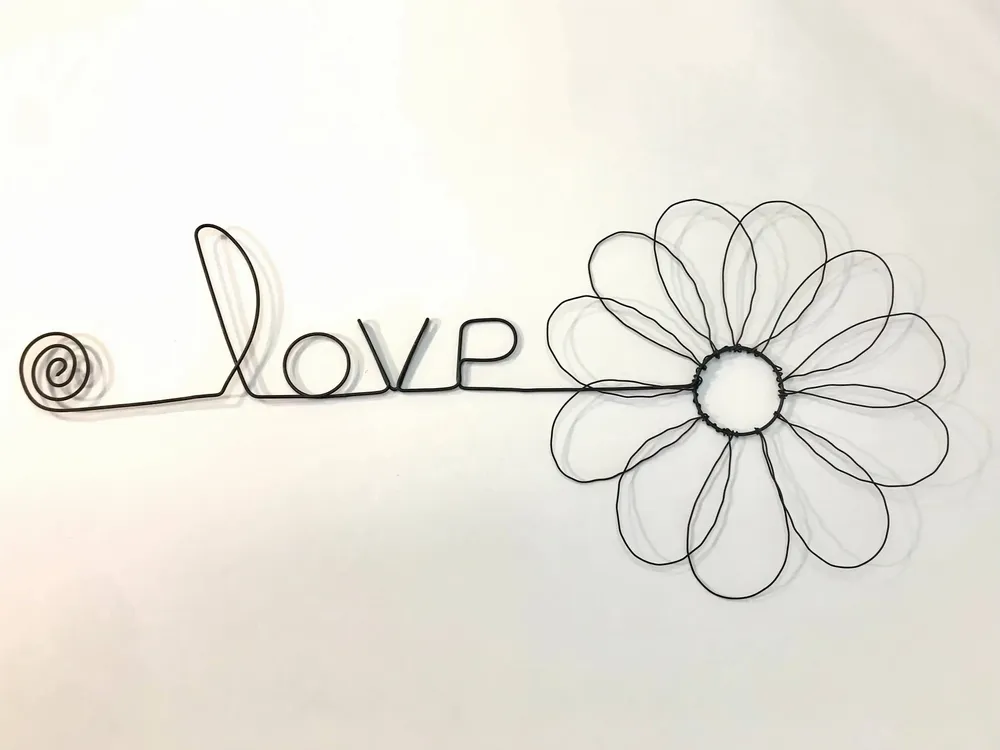 Autres décorations murales - Fleur de Marguerite - "Love" - Décoration murale fil de fer - BIJOUX DE MUR