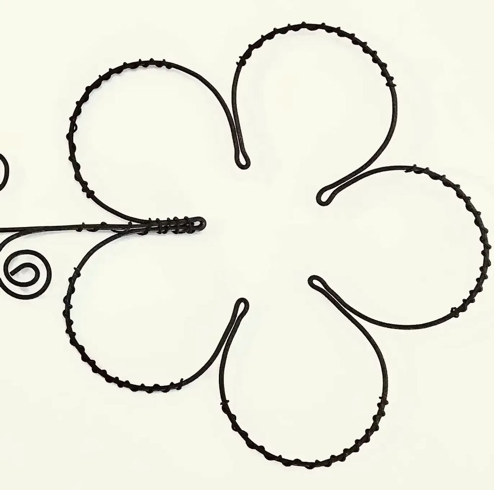 Other wall decoration - Daisy Flower - "Namaste" - Wire Wall Decoration - BIJOUX DE MUR