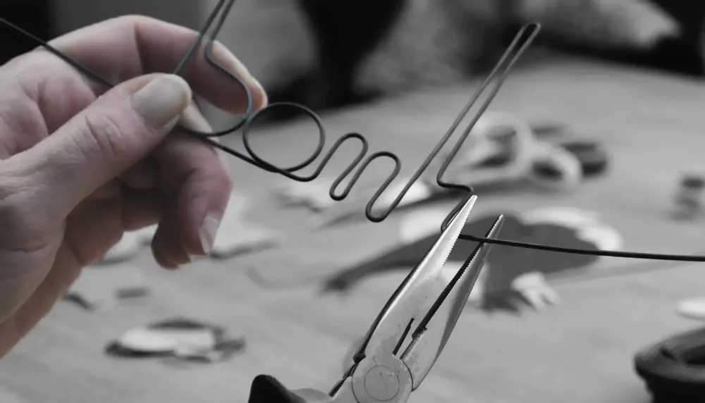 Autres décorations murales - Mot en fil de fer " Atelier " - BIJOUX DE MUR