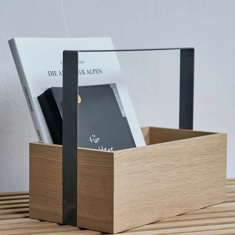 Objets design - Boîte en chêne avec poignée en acier noir - RAUMGESTALT