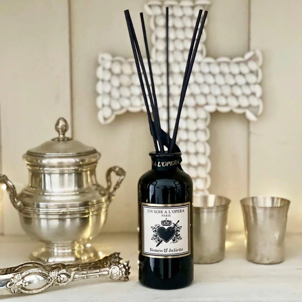 Objets de décoration - DIFFUSEUR DE PARFUM D'AMBIANCE A TIGES - ROMÉO ET JULIETTE - 180ML - UN SOIR A L'OPERA
