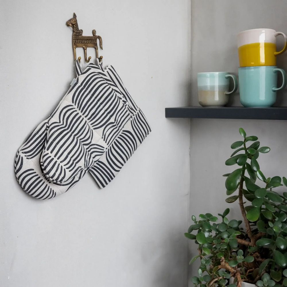 Kitchen utensils - Vilja Oven Mitt Black 16x31 cm - PENTIK