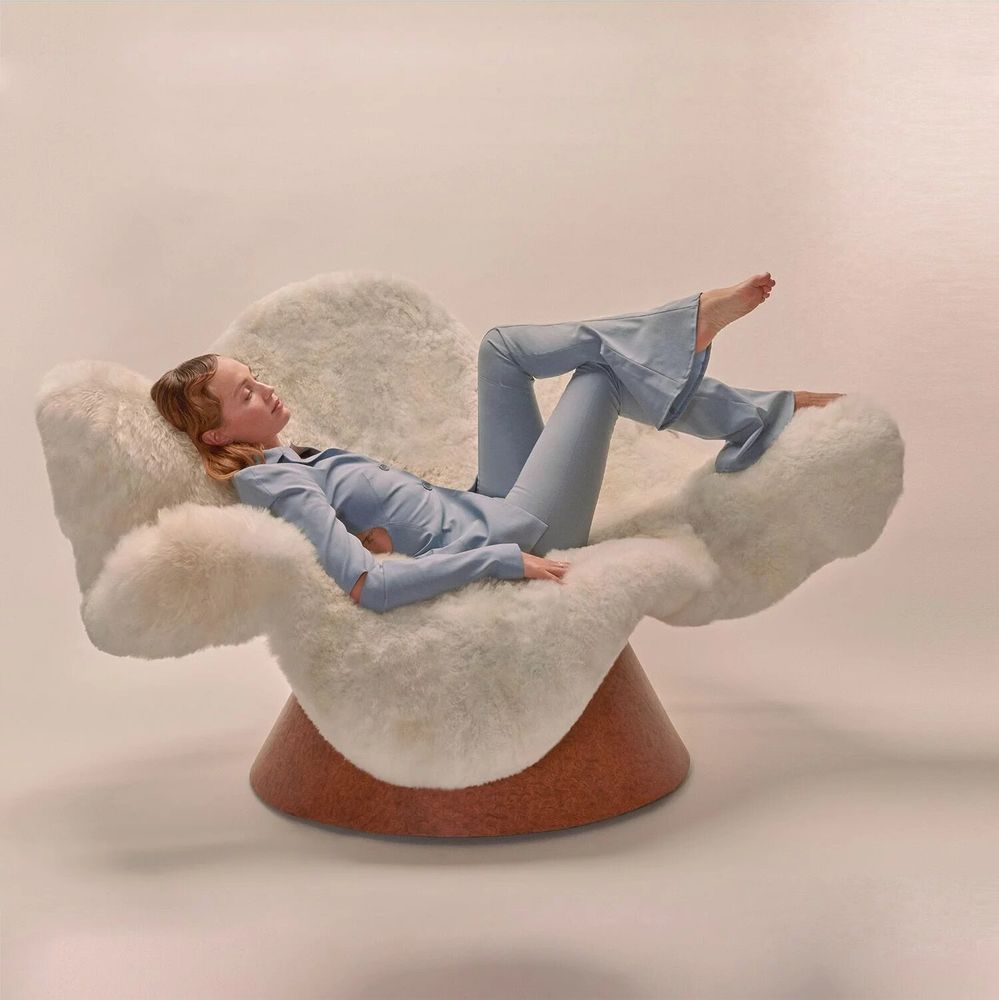 Fauteuils - Chaise Anémone en fourrure d'alpaga et placage de bois par Brandi Howe - TULESTE FACTORY