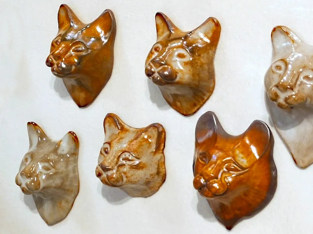 Outdoor decorative accessories - Cat portrait to hang on the wall - SABMULLER CERAMICS