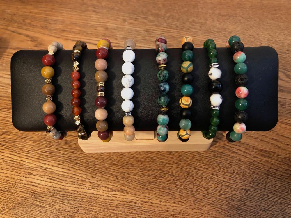Cadeaux - 10 bracelets en pierres naturelles semi-précieuses avec présentoir - LILIBELLULE
