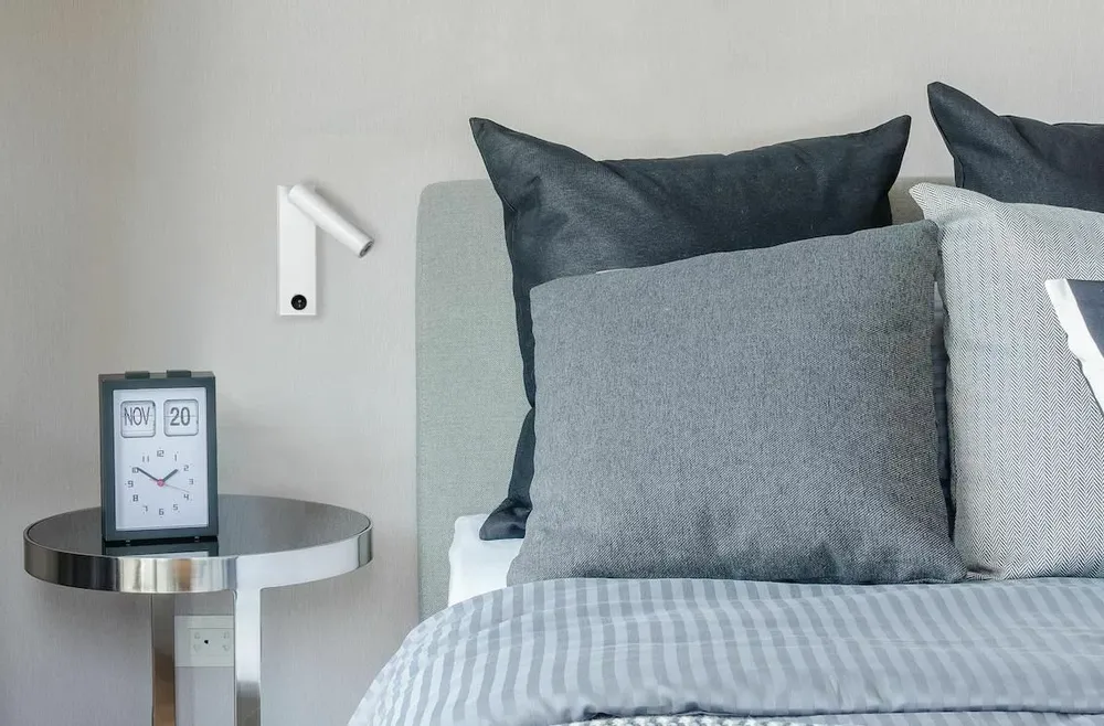 Appliques - MANHATTAN applique murale avec lecteur, prise USB en blanc - LUXCAMBRA