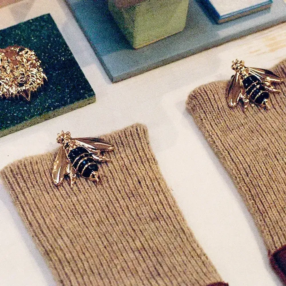 Bijoux - bijou broche CLAP - MAYA GOLD & BLACK l'abeille dorée et noire - CLAP PARIS