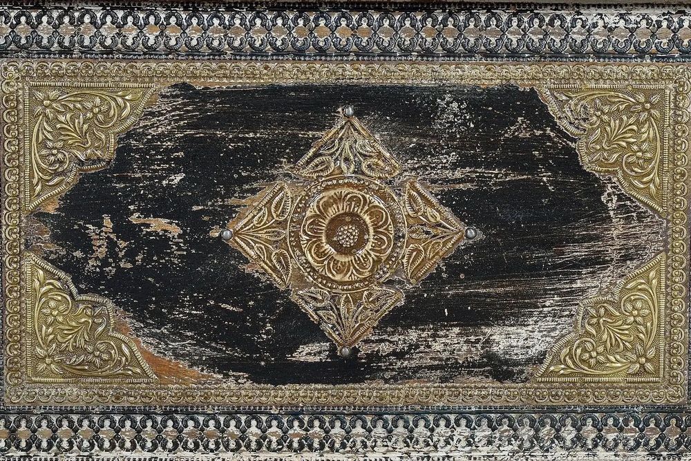 Storage boxes - Mango wood chest and aged white bronze details - GINER Y COLOMER