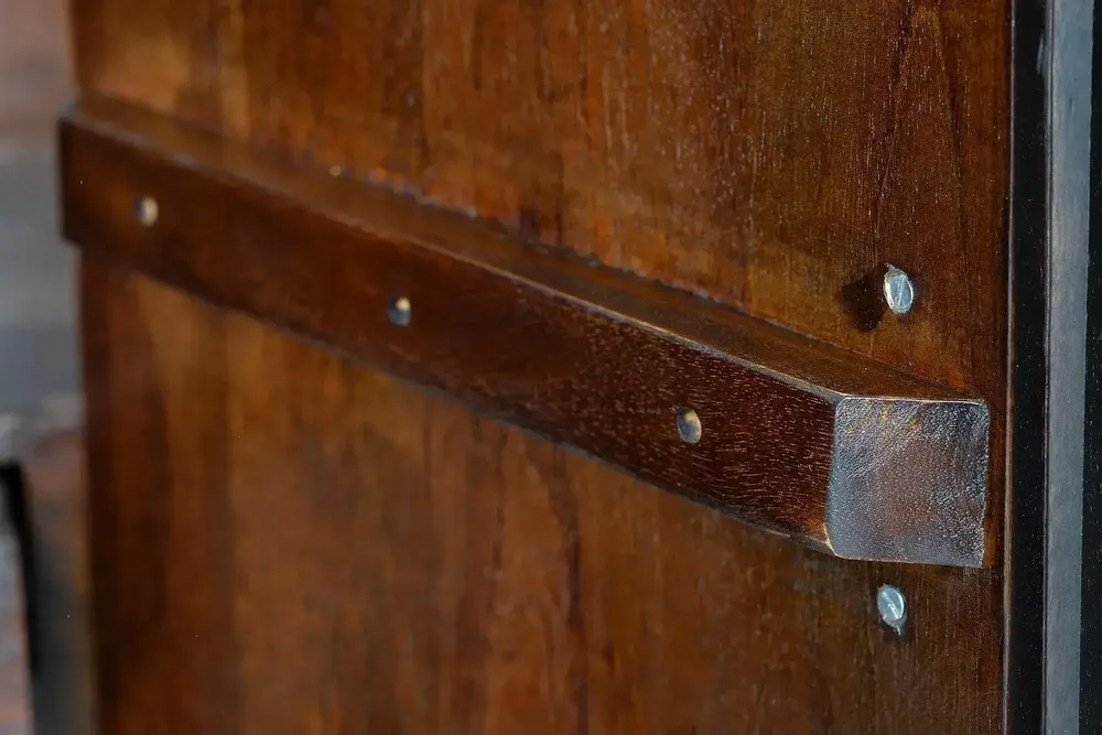 Buffets - Vitrine en bois de manguier et pieds en métal - GINER Y COLOMER