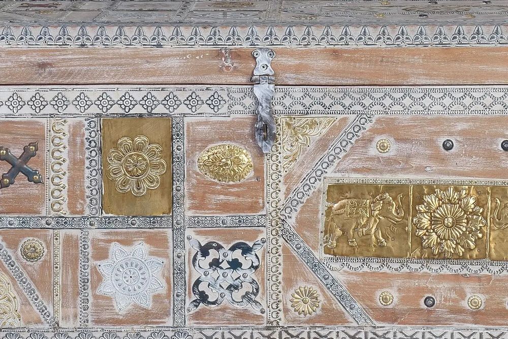 Storage boxes - Aged White Mango Wood Chest - GINER Y COLOMER