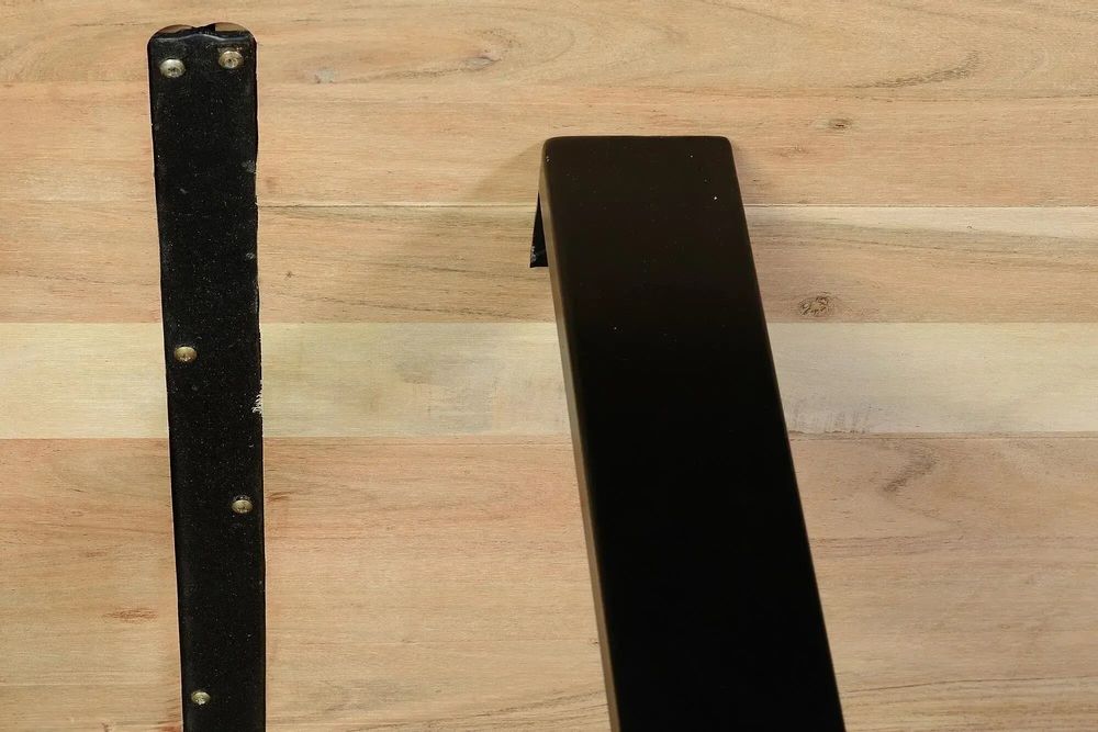 Tables Salle à Manger - Table à manger en bois d'acacia naturel et pieds en métal noir - GINER Y COLOMER