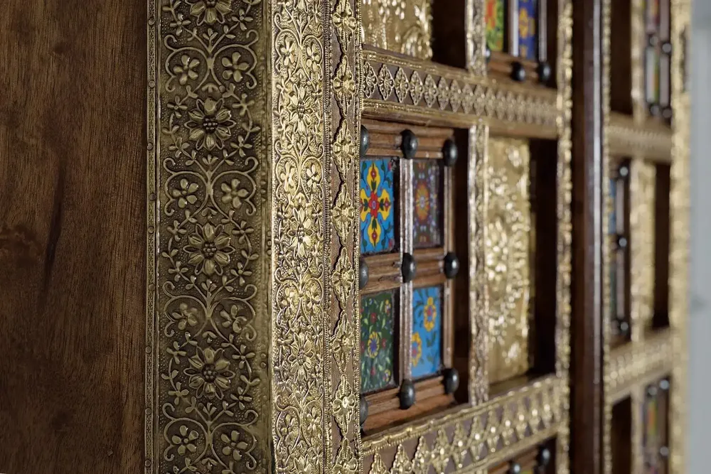 Wardrobe - Wardrobe in mango wood, brass and maiolica - GINER Y COLOMER