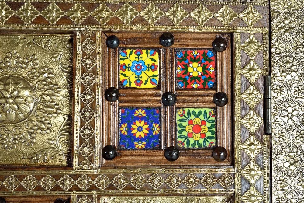 Armoires - Armoire en bois de manguier, laiton e maiolique - GINER Y COLOMER