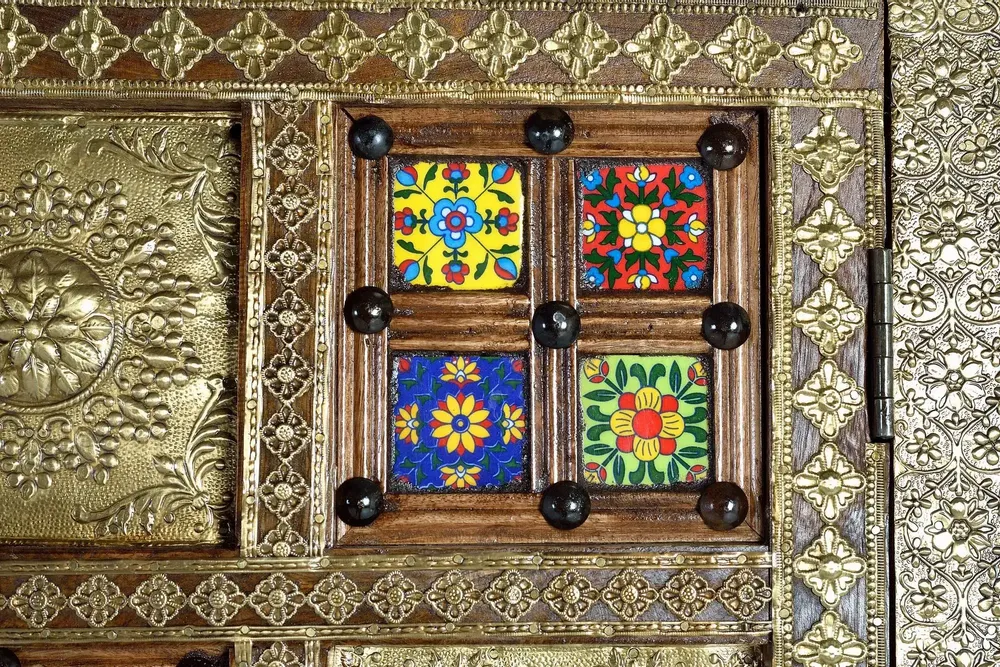 Wardrobe - Wardrobe in mango wood, brass and maiolica - GINER Y COLOMER
