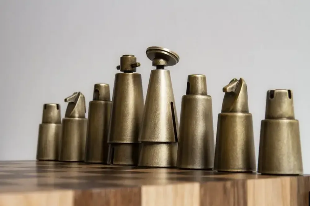 Tables pour hôtels - Chess Set – Échiquier design en bois noble et pièces en aluminium - LIVINGSTONE