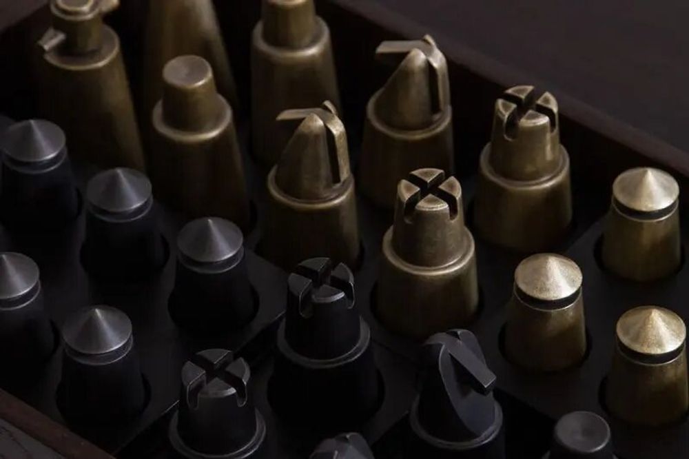 Tables for hotels - Chess Set — designer chessboard made of noble wood and aluminum pieces - LIVINGSTONE