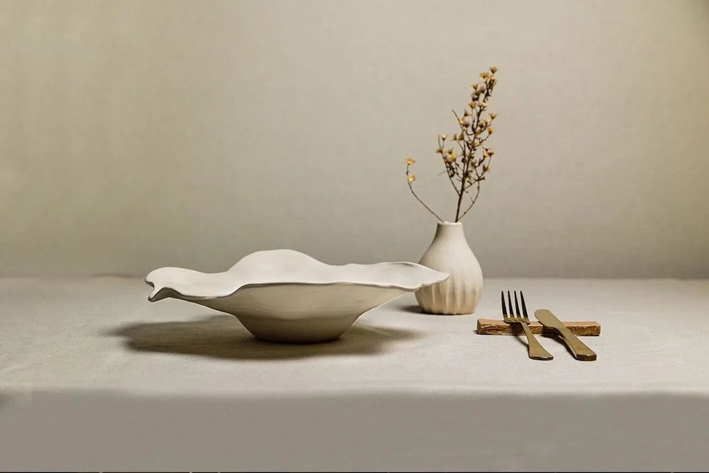 Formal plates - Floral plate with wide flange - MARIA MONASTERIO CERAMIC