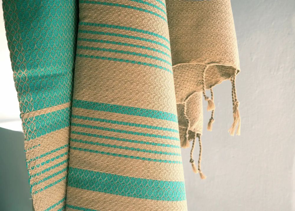 Serviettes de bain - FOUTA EN COTON BIOLOGIQUE - Collection SAND- Couleur SABLE & BLEU ALIZE - KARAWAN AUTHENTIC