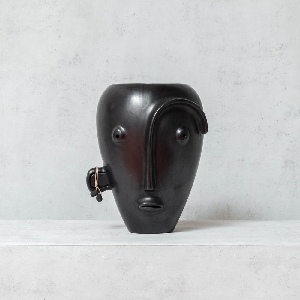 Pièces uniques - Vase à tête en argile noire avec boucle d'oreille - HUAKAL