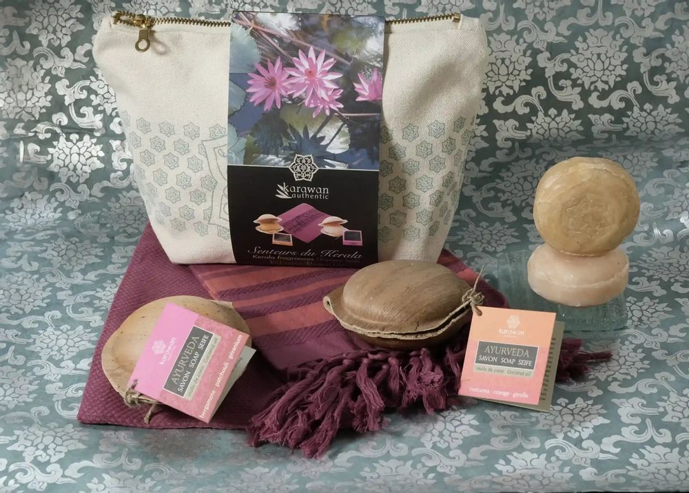 Coffrets et boîtes - TROUSSE BIEN-ÊTRE AYURVÉDA - SOIN KERALA NOTE FLEURIE - KARAWAN AUTHENTIC