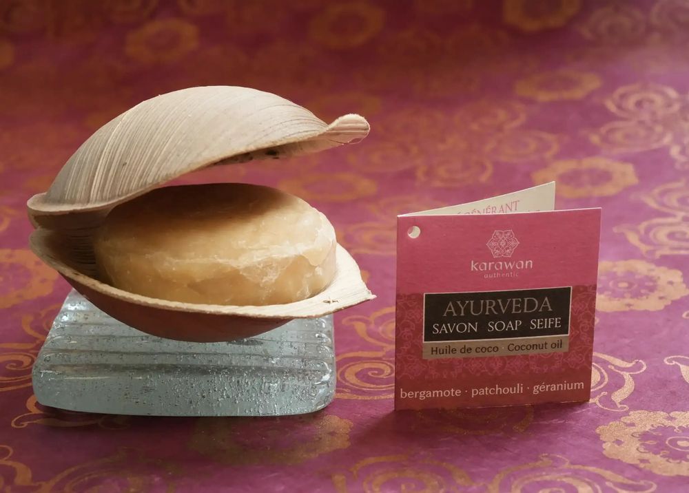 Coffrets et boîtes - TROUSSE BIEN-ÊTRE AYURVÉDA - SOIN KERALA NOTE FLEURIE - KARAWAN AUTHENTIC