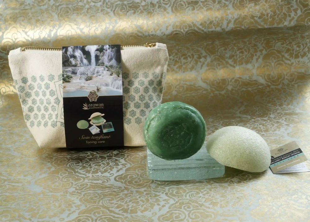 Coffrets et boîtes - TROUSSE CADEAU BIEN-ÊTRE KONJAC ET AYURVÉDA - SOIN TONIFIANT - KARAWAN AUTHENTIC