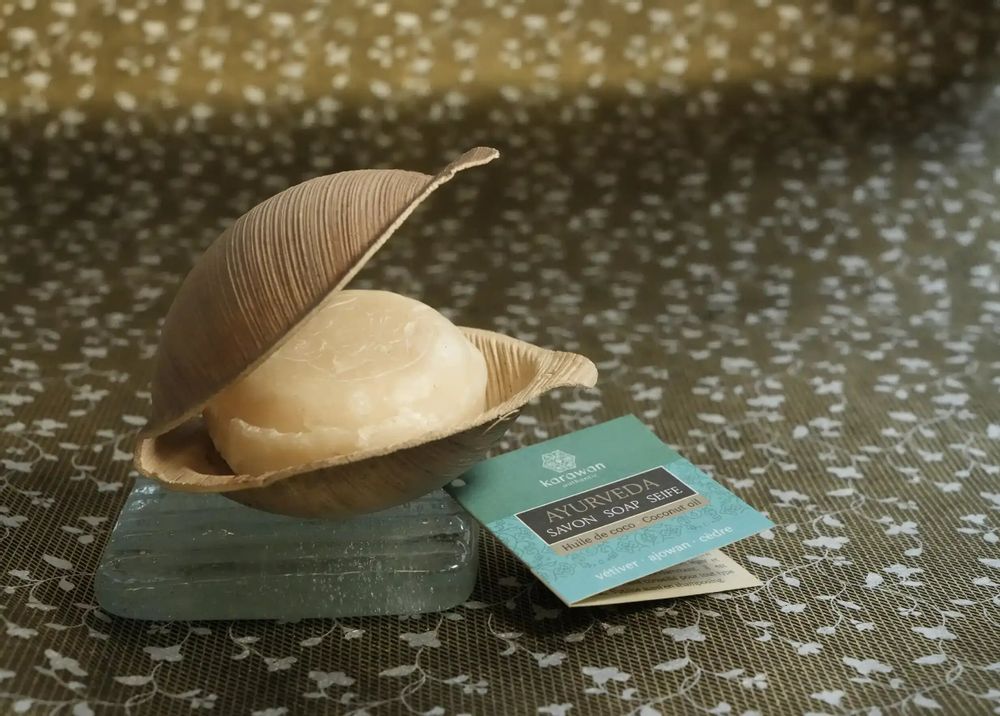 Coffrets et boîtes - TROUSSE CADEAU BIEN-ÊTRE KONJAC ET AYURVÉDA - SOIN TONIFIANT - KARAWAN AUTHENTIC