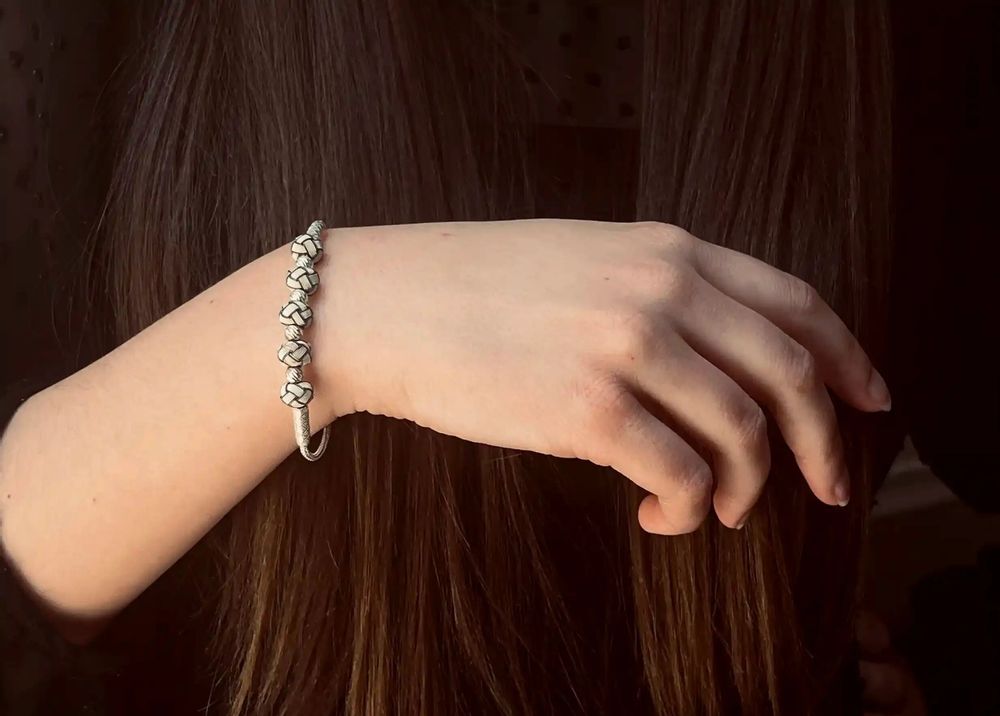 Bracelets - BRACELET 5 NOEUDS BLANCS - ARGENT ET ARGENT OXYDÉ - FAIT MAIN - HOMME & FEMME - KARAWAN AUTHENTIC