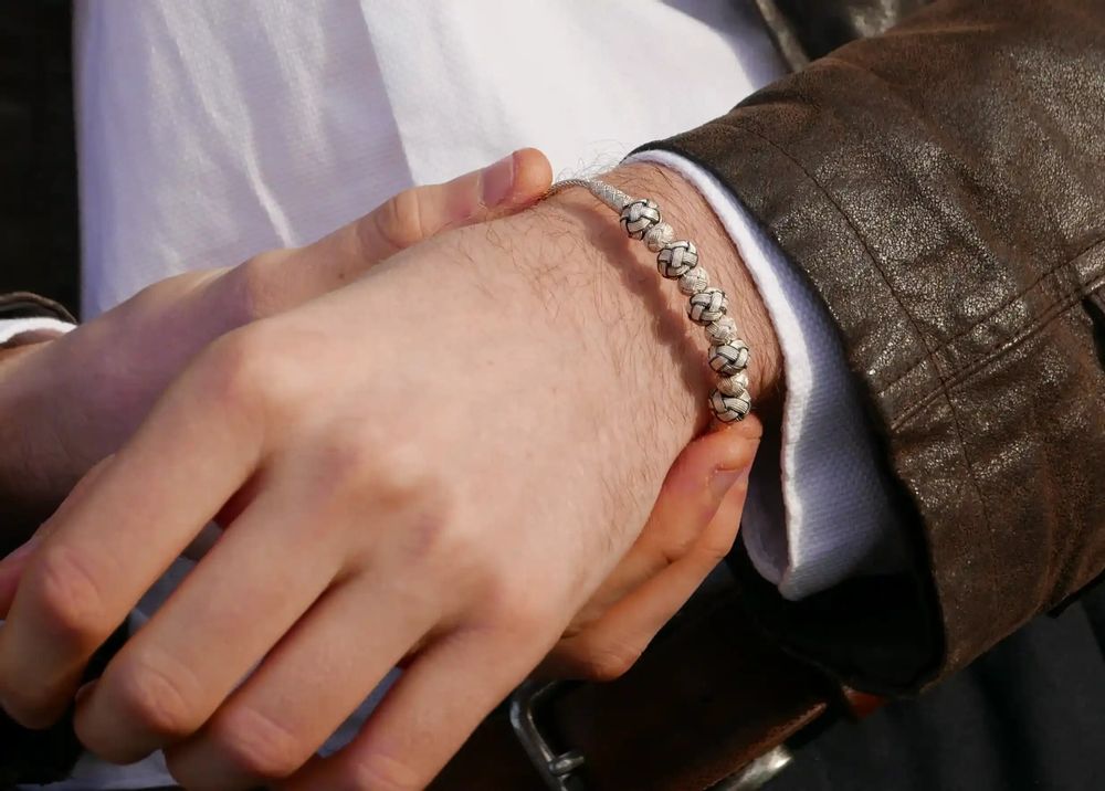 Bracelets - BRACELET 5 NOEUDS BLANCS - ARGENT ET ARGENT OXYDÉ - FAIT MAIN - HOMME & FEMME - KARAWAN AUTHENTIC